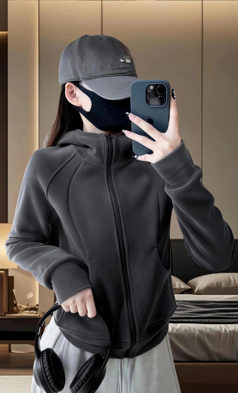 黑色大衣搭配黑色连帽卫衣图片(材质对比与场景搭配) 黑色大衣搭配黑色连帽卫衣图片(材质对比与场景搭配)