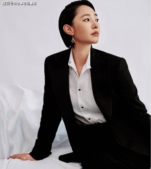 白西装外套搭配黑色裤子（干练与清新并存）