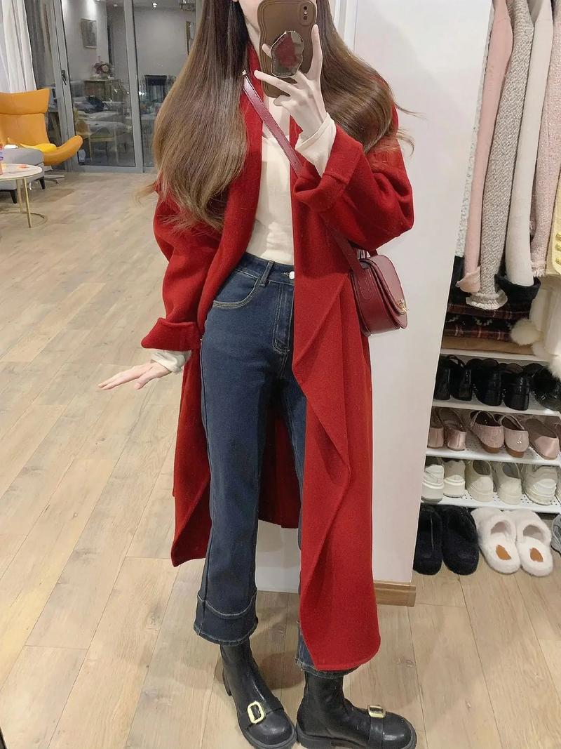 红色大衣配什么颜色包好看（少即是多，黑包最稳妥）