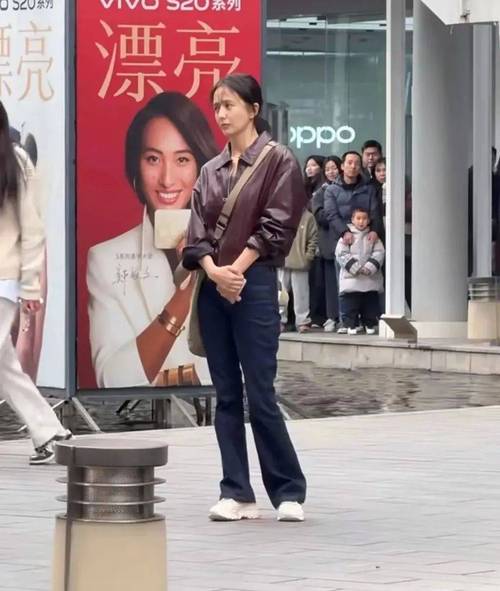 短款皮衣下身怎么搭配（裤型与色彩搭配）