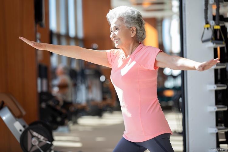 60岁女人适合哪些运动方式(散步太极瑜伽与弹力带)