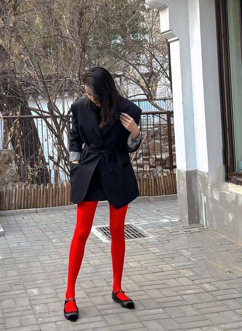 连袜靴搭配什么裤子（直筒紧身显瘦，黑靴深色稳妥，裙长九分到及踝）