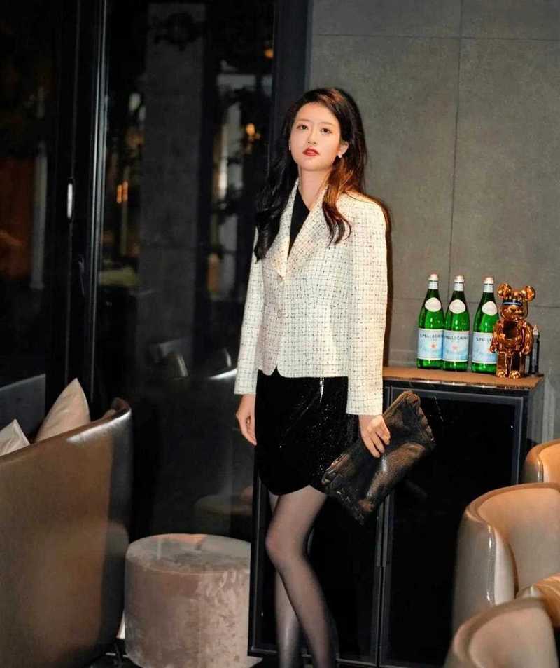 黑色连裤袜怎么搭配衣服(黑白配黑灰系裙型搭配)