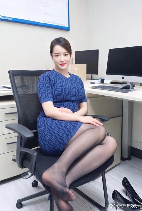 蓝色连衣裙裙搭配黑丝(深蓝配黑丝袜,成熟甜美并存,日常也能复制) 蓝色连衣裙裙搭配黑丝(深蓝配黑丝袜,成熟甜美并存,日常也能复制)