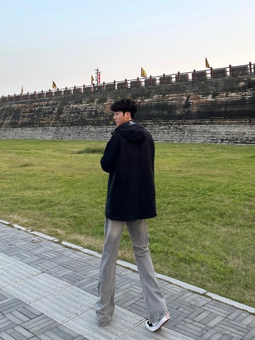 冲锋衣搭配牛仔裤吗（冲锋衣牛仔裤搭配要点上宽下窄色彩对比）