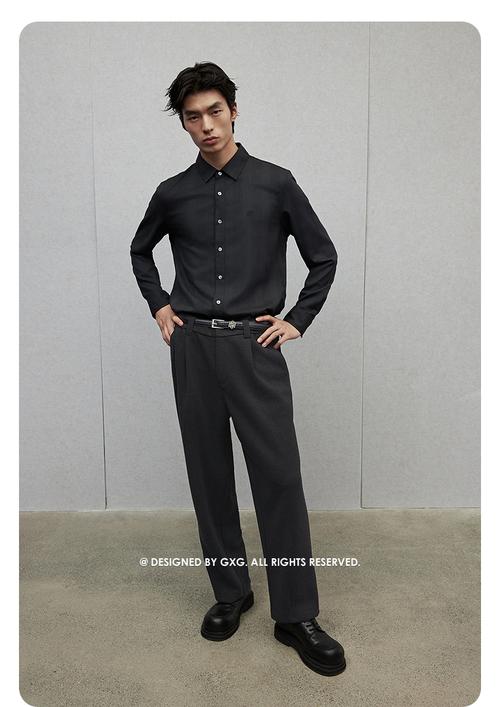 冬天西装裤配什么衣服（冬日西装裤穿搭高腰显腿长叠穿显气质）