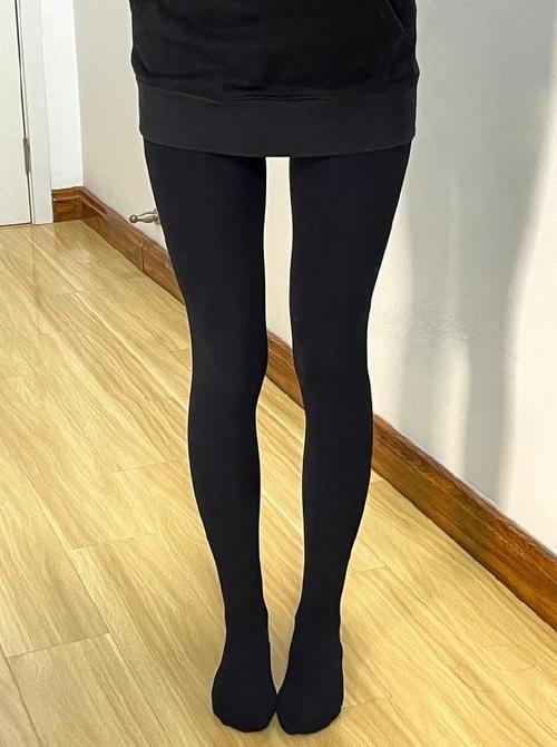 黑色裤袜搭配（黑色丝袜穿搭技巧用中间色连接上下装透肉黑丝提亮肤感）