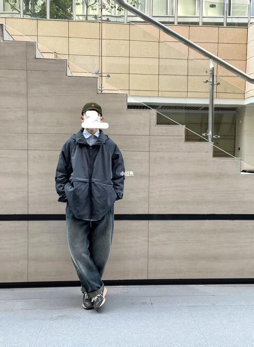 冲锋衣配牛仔裤可以吗(冲锋衣日常穿搭牛仔裤打造硬朗温暖风格)