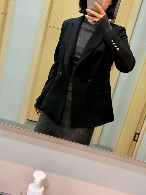 黑色适合什么年龄段（30–60岁稳重，场合决定材质与点缀）