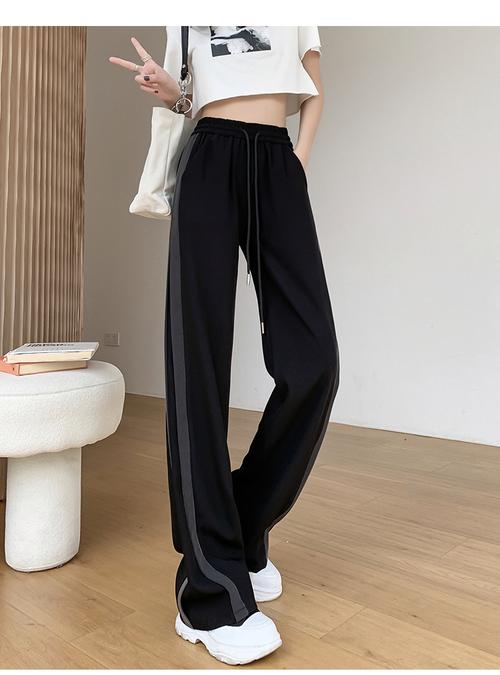 黑色运动裤搭配图片女(高腰显瘦腰线分明) 黑色运动裤搭配图片女(高腰显瘦腰线分明)