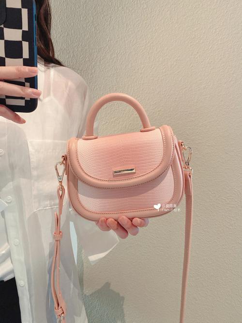 粉色包包配什么颜色衣服图片(粉色包包色彩与材质搭配指南)