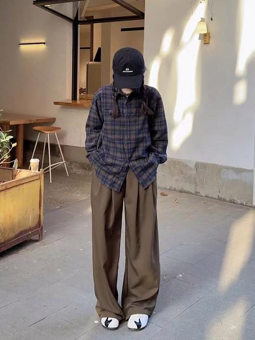 藏青色格子衬衫配什么裤子（材质剪裁场合）