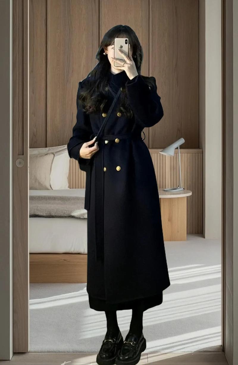 黑色风衣搭配图片女(黑色风衣穿搭法内搭对比材质叠穿打造多气质) 黑色风衣搭配图片女(黑色风衣穿搭法内搭对比材质叠穿打造多气质)