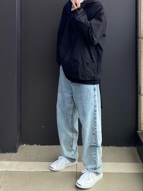 黑色冲锋衣搭配浅蓝色牛仔裤（黑色风衣配浅蓝牛仔裤穿搭技巧，撞色点缀更亮眼）