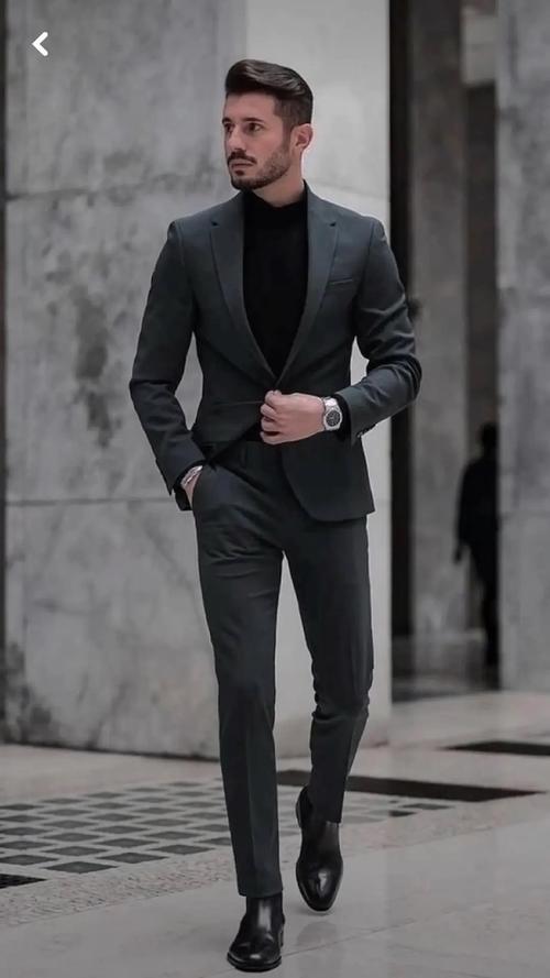 黑色西装搭配裤子图片（白裤对比提亮，材质与颜色巧搭）