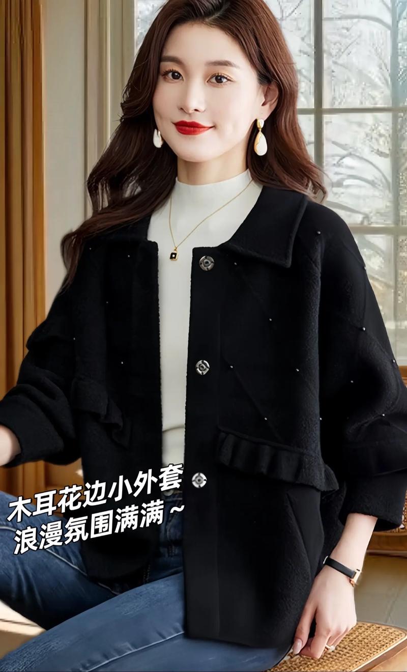 黑色短款大衣搭配图片(显腰长叠穿技巧与配饰要点) 黑色短款大衣搭配图片(显腰长叠穿技巧与配饰要点)