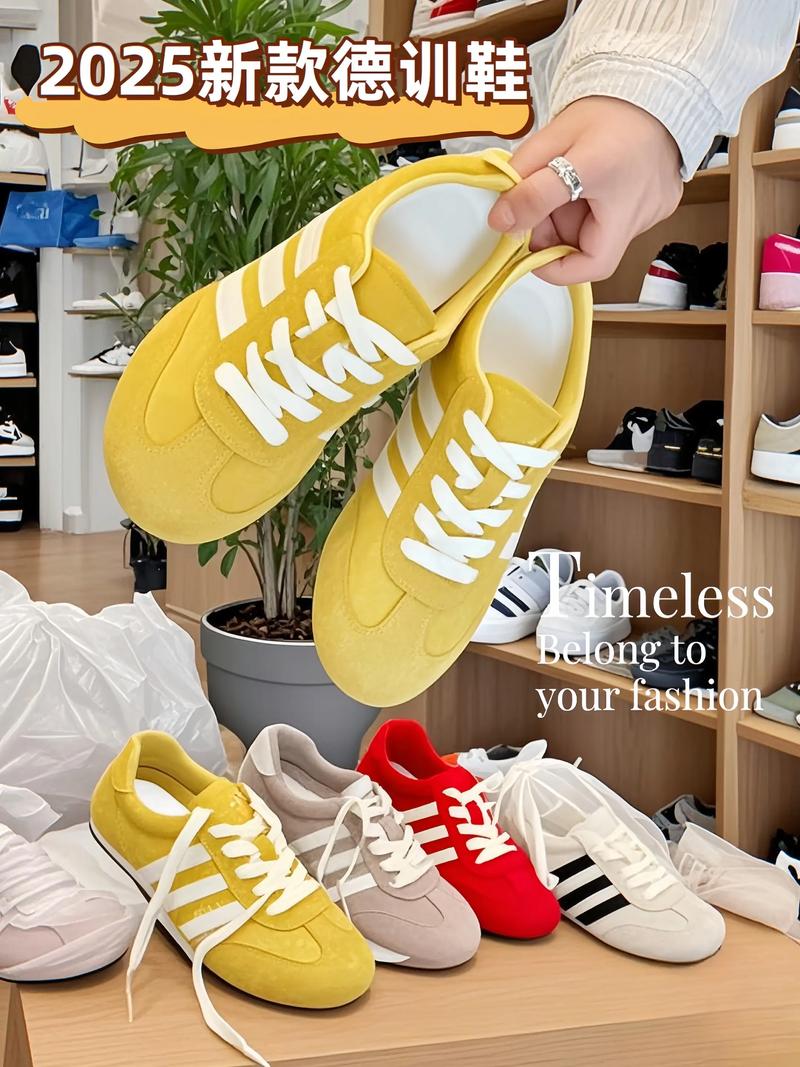 黄色运动鞋怎么配衣服图片（鞋成焦点，黑白中性搭配更有范）