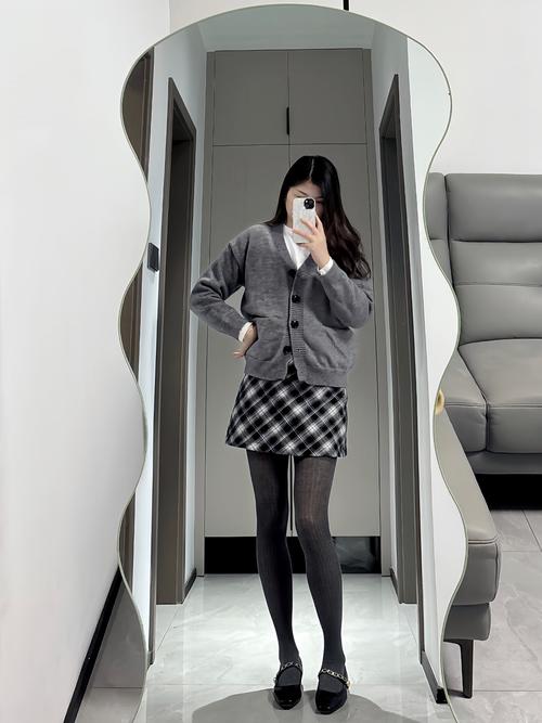 灰色连体袜子搭配图片（灰色连裤袜提升韩系穿搭质感与搭配）