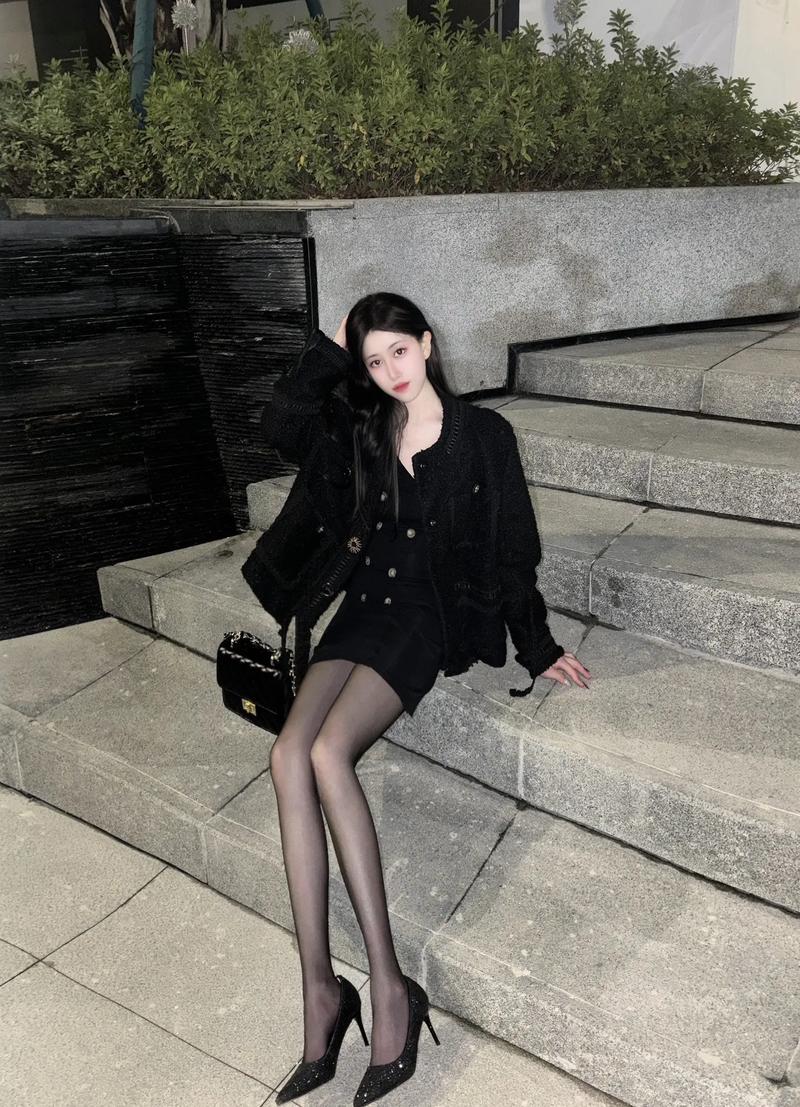 黑色连裤袜搭配高跟鞋（复古风舒适搭配法）