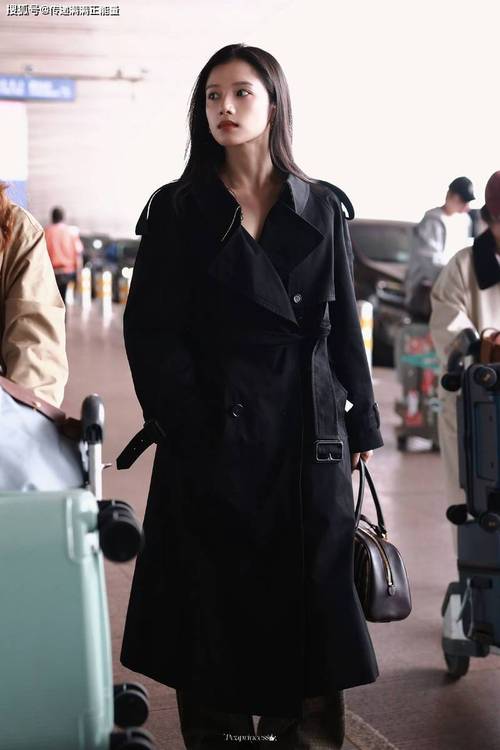 短款风衣下身搭配什么好看（短款风衣搭配要点全解提升身材比例的裤裙混搭）