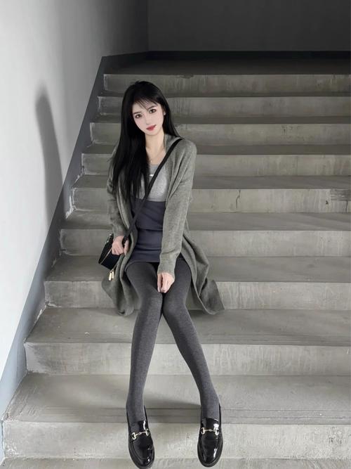 灰色打底袜子配什么衣服(灰色打底袜秋冬穿搭中性缓冲带便于混搭)