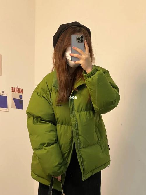 绿色短款外套配什么内搭（内搭层次与下装全解）