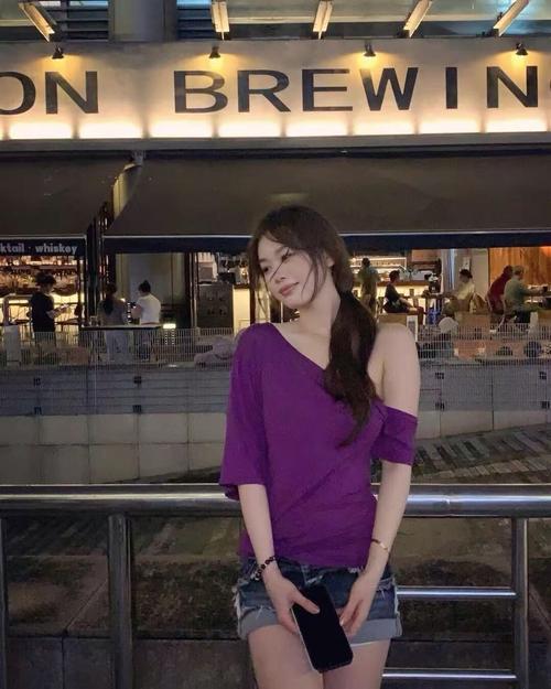 紫色t恤配什么颜色下装（紫T恤下装搭配要点场景色彩攻略）