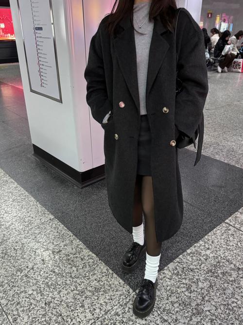 一身黑配黑鞋还是白鞋（白鞋增亮黑鞋显正式，材质比颜色更关键）