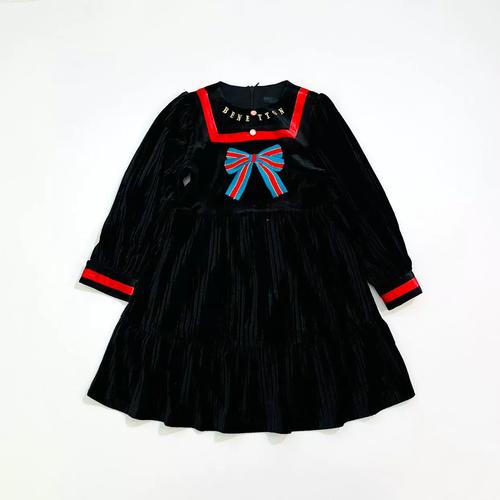 黑色裙子最佳三种配色（黑底中性基调，暖色点缀与材质对比打造多面气场）