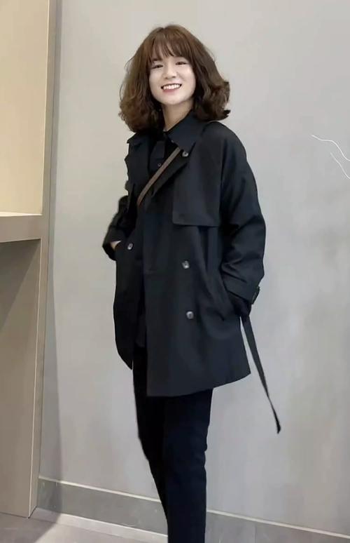 女士黑色风衣搭配图片（黑色风衣穿搭全攻略场景身形季节全适用）