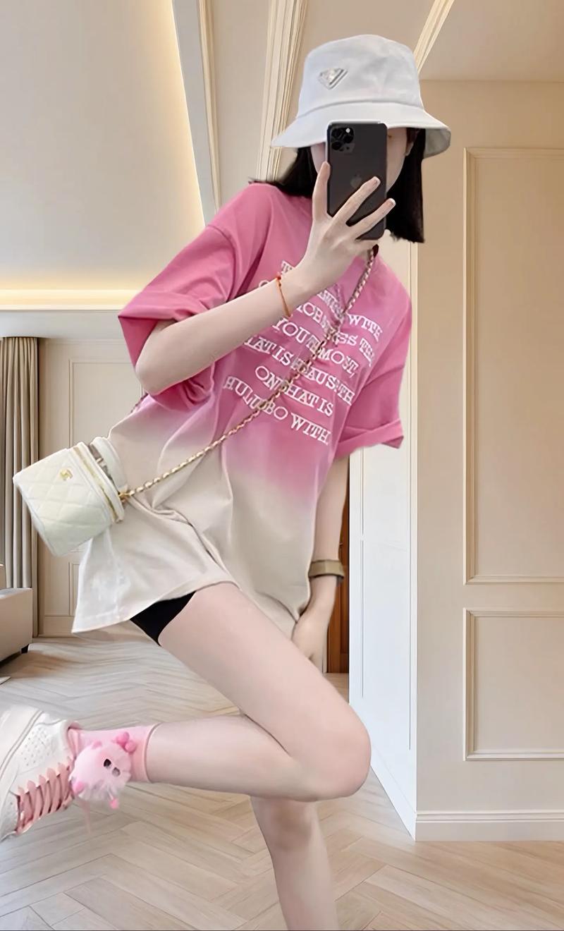 粉色t恤配什么颜色下装（版型材质与下装颜色）