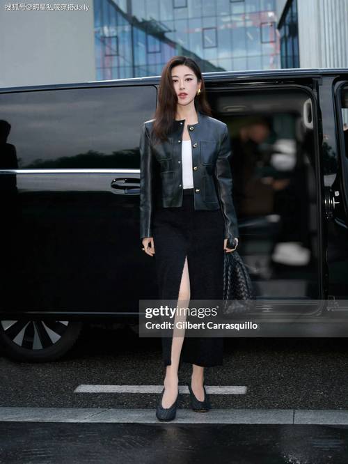 黑色皮衣搭配图片女(黑色皮衣与裙装穿搭法,通勤到约会都好看) 黑色皮衣搭配图片女(黑色皮衣与裙装穿搭法,通勤到约会都好看)