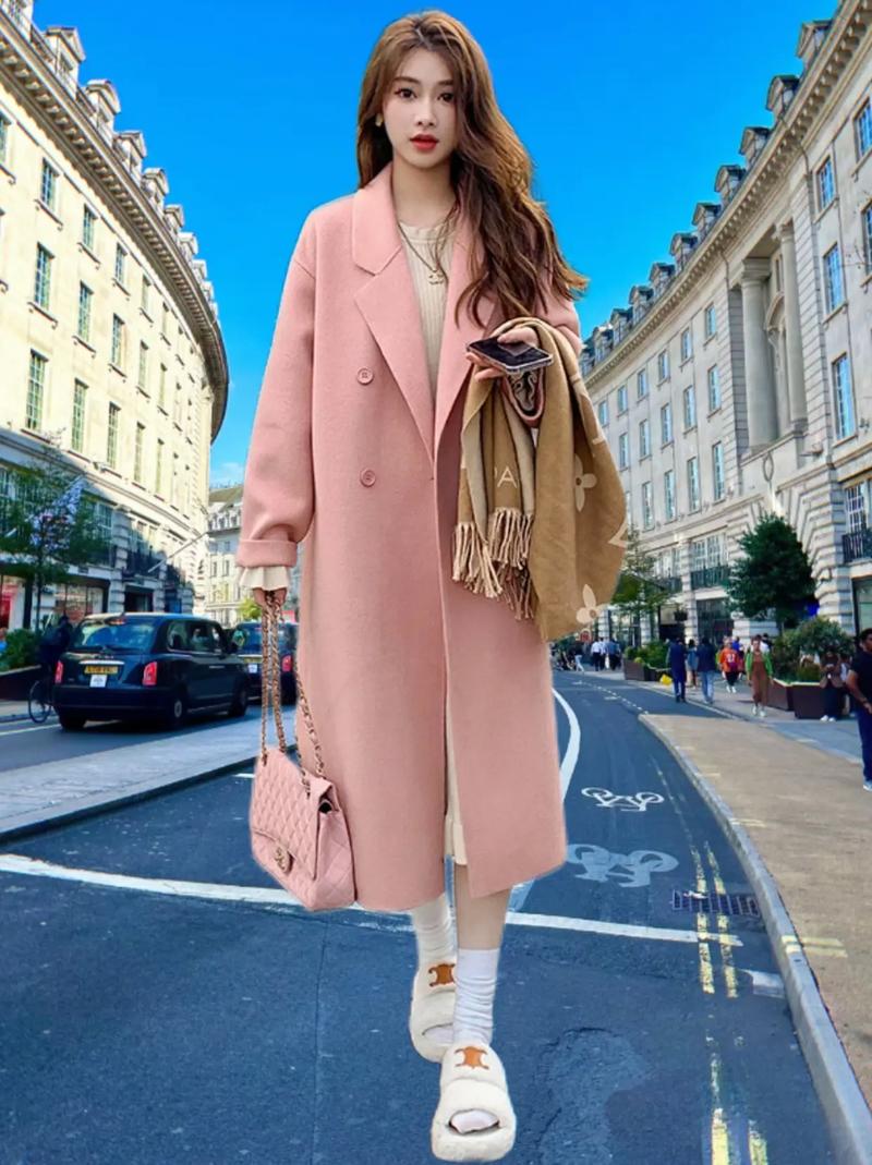 粉色羊绒大衣配什么颜色打底（内搭与下装搭配要点）