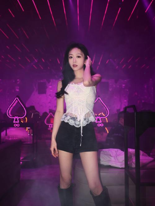 黑丝配紫色蕾丝包臀裙（职场到约会的高级穿搭）