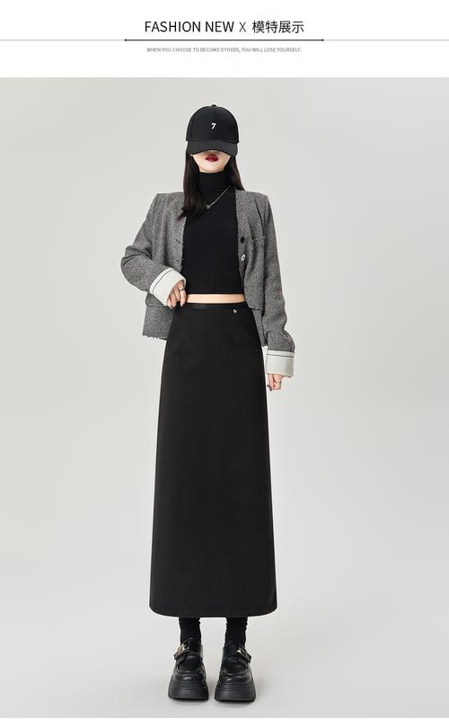 深灰色包臀裙搭配什么上衣（白衬衫黑高领丝质吊带怎么搭）