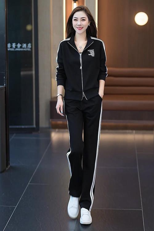 一身运动服配什么鞋图片（鞋子决定穿搭气质，同色系更显高级，舒适美观并重）