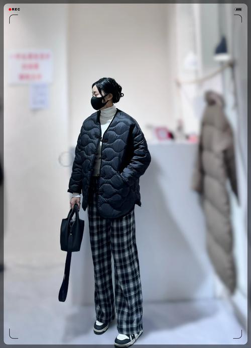 高个子女生冬天穿搭（长外套拉长身形，高腰裤显腿长，层次保暖）