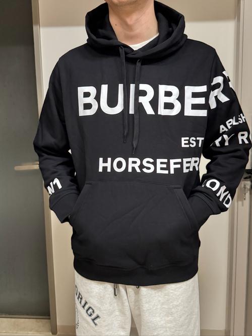 黑色卫衣的三个最佳配色(黑白灰+牛仔,日常休闲到酷帅叠穿显气质) 黑色卫衣的三个最佳配色(黑白灰+牛仔,日常休闲到酷帅叠穿显气质)