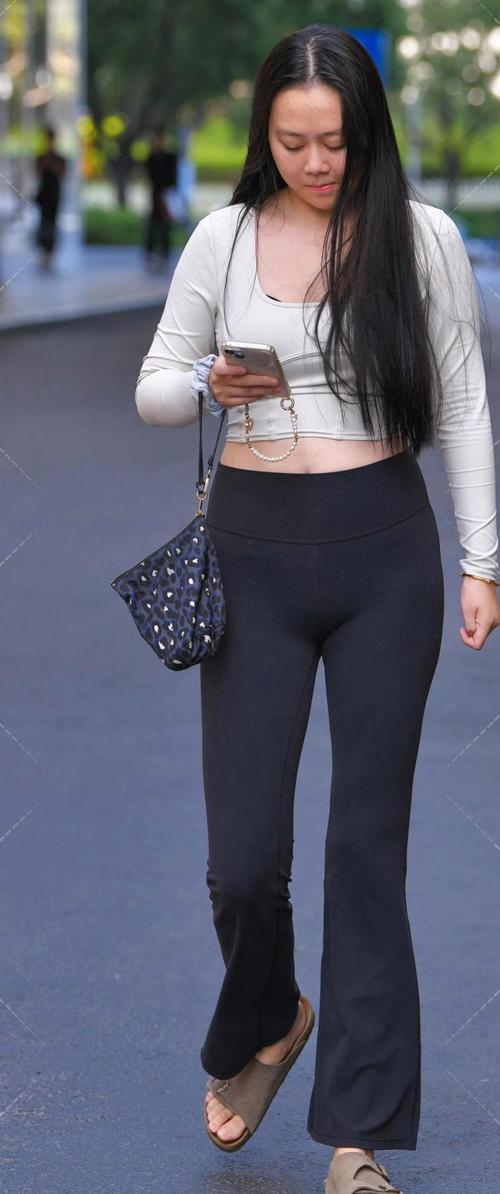 露脐运动衫搭配瑜伽裤（夏日街头穿搭露脐背心配高腰瑜伽裤显腰长腿鞋履混搭）