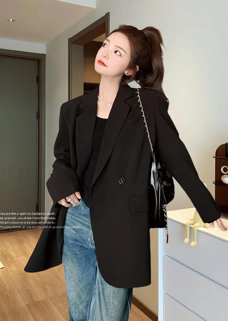 女黑色西装外套搭配(黑色西装外套秋季穿搭指南合身气场与场景搭配)