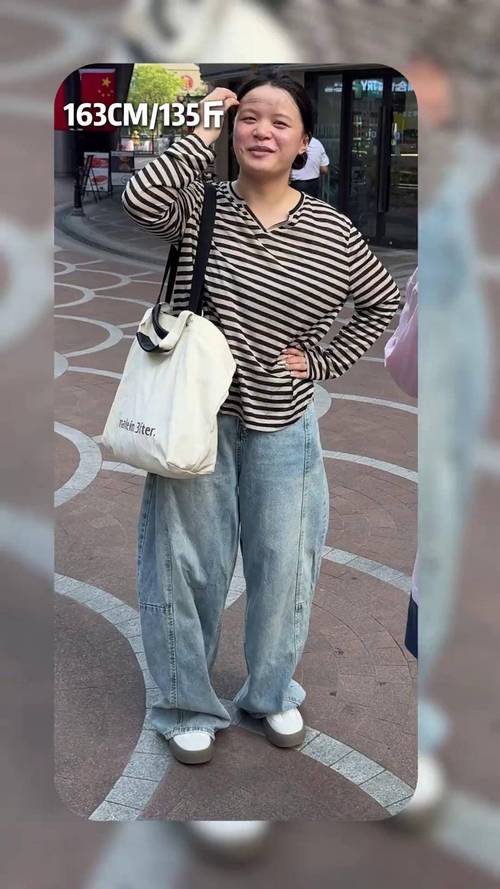 梨形下身微喇裤上身配什么衣服（梨形穿高腰微喇裤显腰臀线短上衣塞腰更显腿长）