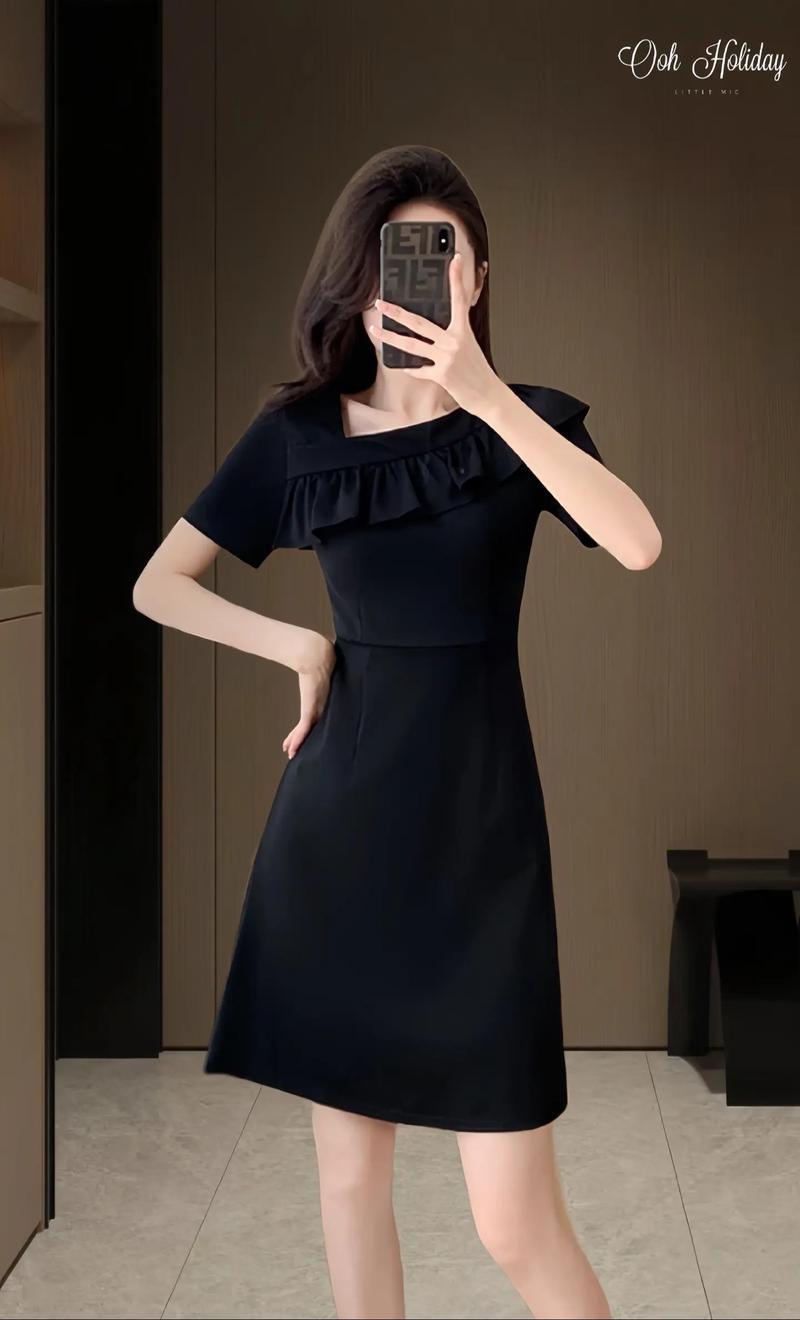 30岁女性黑色裙子搭配(黑裙轮廓与材质提升30岁女性气质自信的穿搭要点)