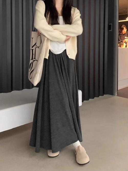 胖人适合穿半身裙子吗（微胖也能靠半身裙穿出瘦长线条的穿搭）