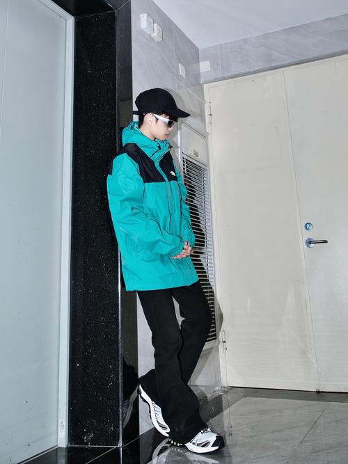 冲锋衣能搭配牛仔裤吗(冲锋衣搭牛仔裤穿搭要点,层次感与比例决定风格) 冲锋衣能搭配牛仔裤吗(冲锋衣搭牛仔裤穿搭要点,层次感与比例决定风格)