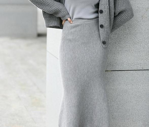 灰色包臀裙配黑色高跟鞋（灰裙黑高跟稳重优雅）