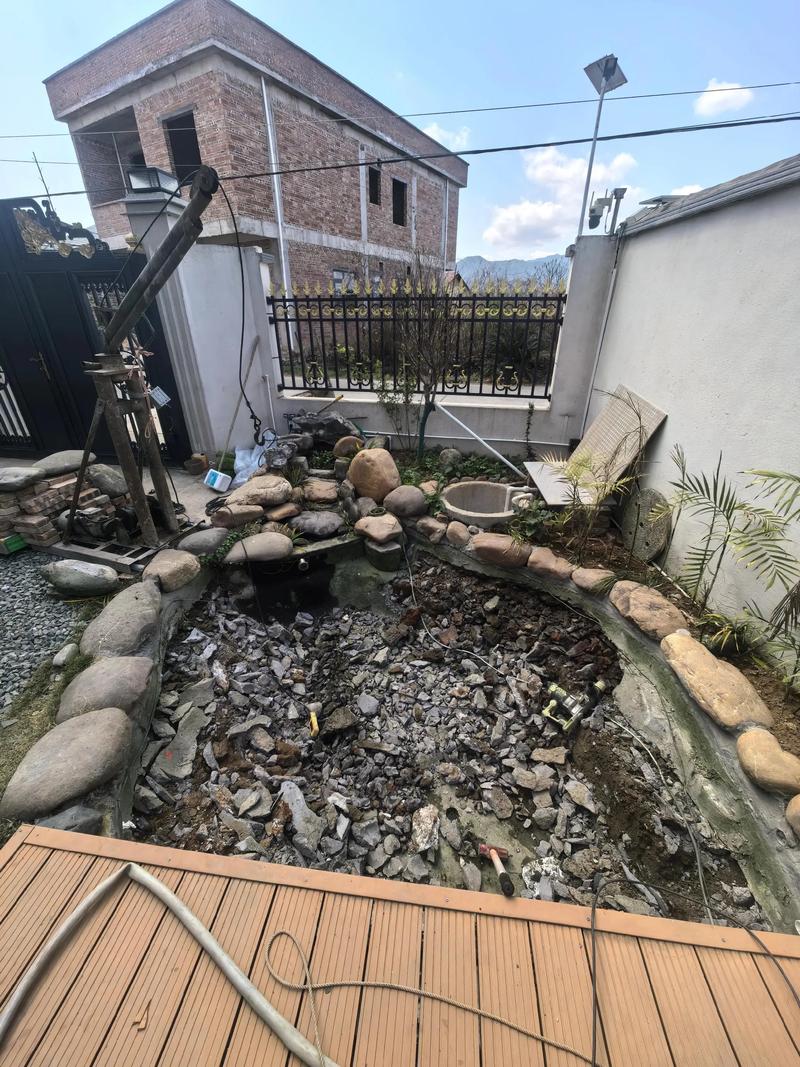 自建小型鱼池（定位选点，打造自家庭院养鱼池）
