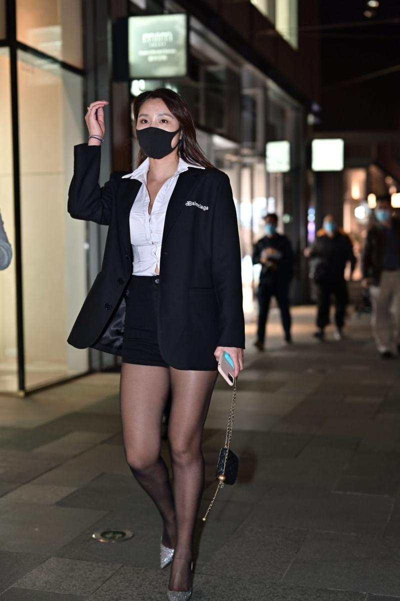 黑色裤袜怎么搭配衣服好看(简单搭配也能拉长腿型,花纹材质改变气质)