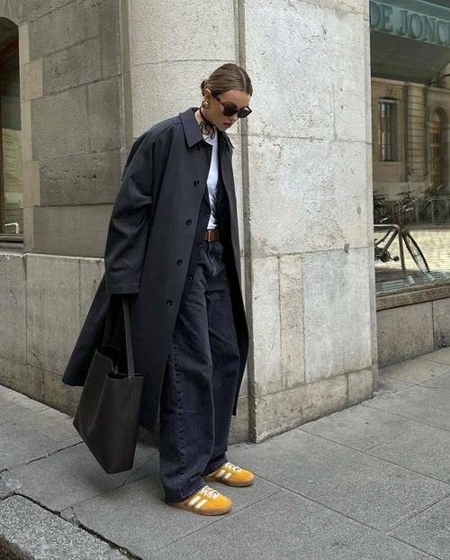 穿一身黑配什么鞋图片（全黑造型要点材质对比露肤轮廓与鞋饰点睛）