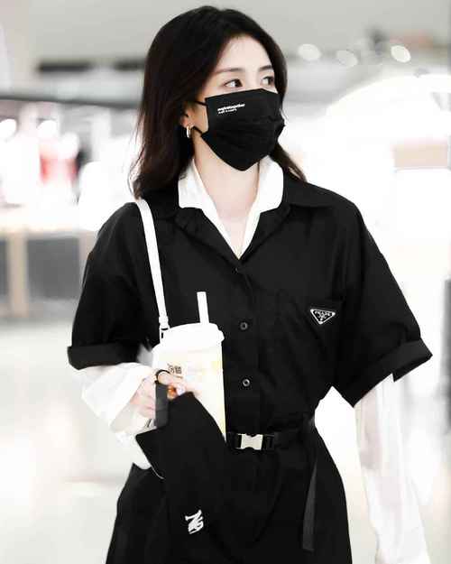 黑色小衫搭配白色短裤(黑色上衣配白色短裤,高腰透气,运动日常两用造型)