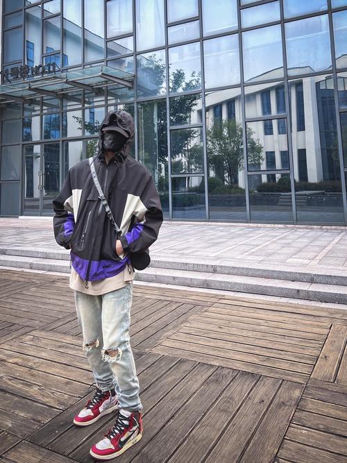 牛仔裤配冲锋衣合适吗（冲锋衣配牛仔裤日常到户外的功能性实用雨雪适用搭配）